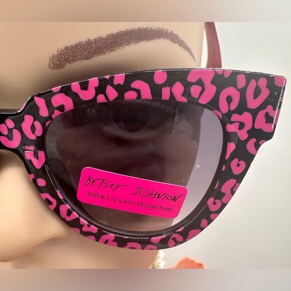 Betsey Johnson Cat Eye Leopard Sunglasses. NWT main image 6